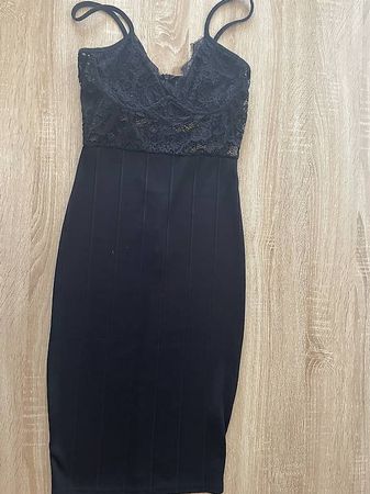 Schwarzes Kleid 