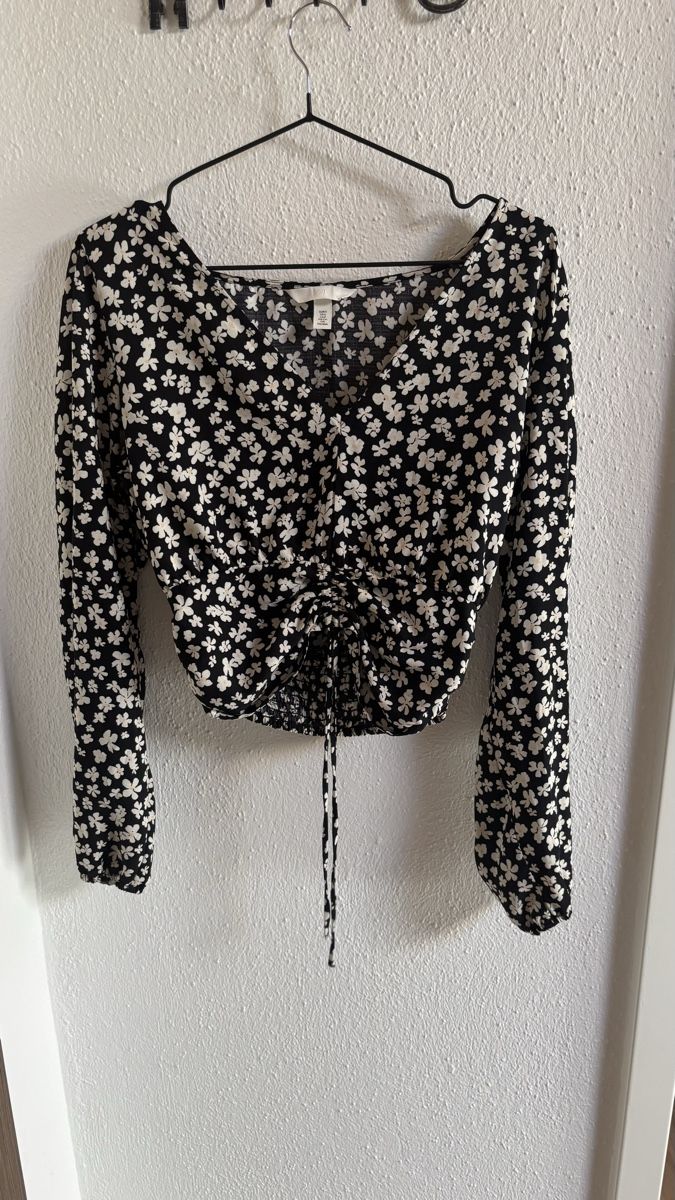 H&M Chemisiers: Schöne Bluse mit Blumen – D'occasion à Roggwil BE par R..