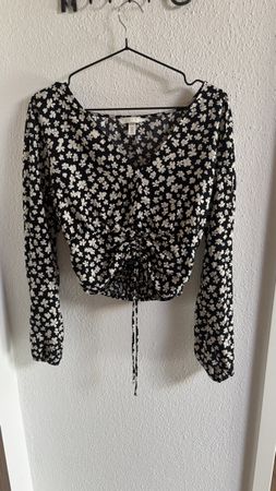 Schöne Bluse mit Blumen