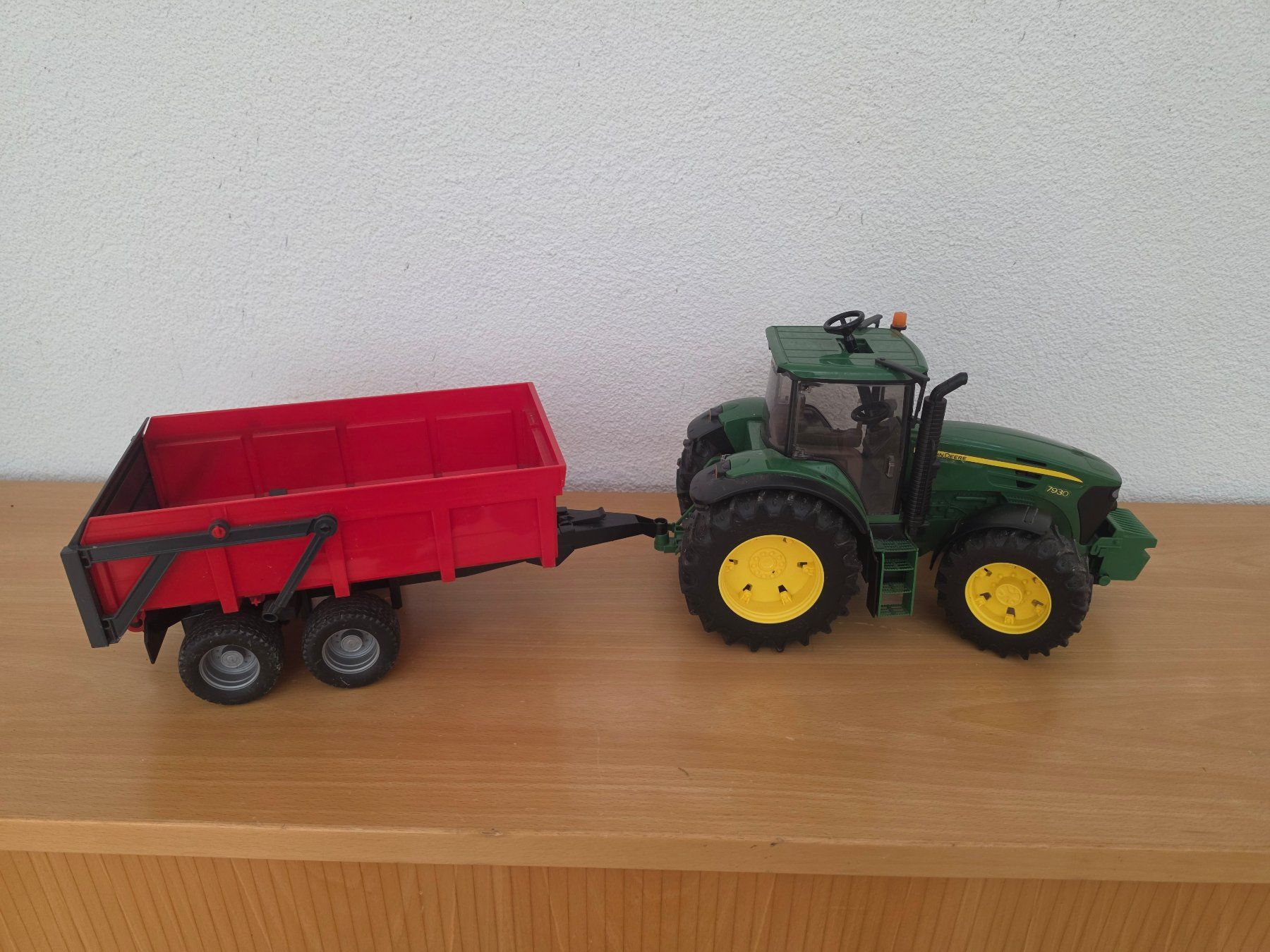 Bruder Giocattoli: Bruder John Deere Traktor mit Anhänger – Usato da Leimbach AG venduto da jaja79 1