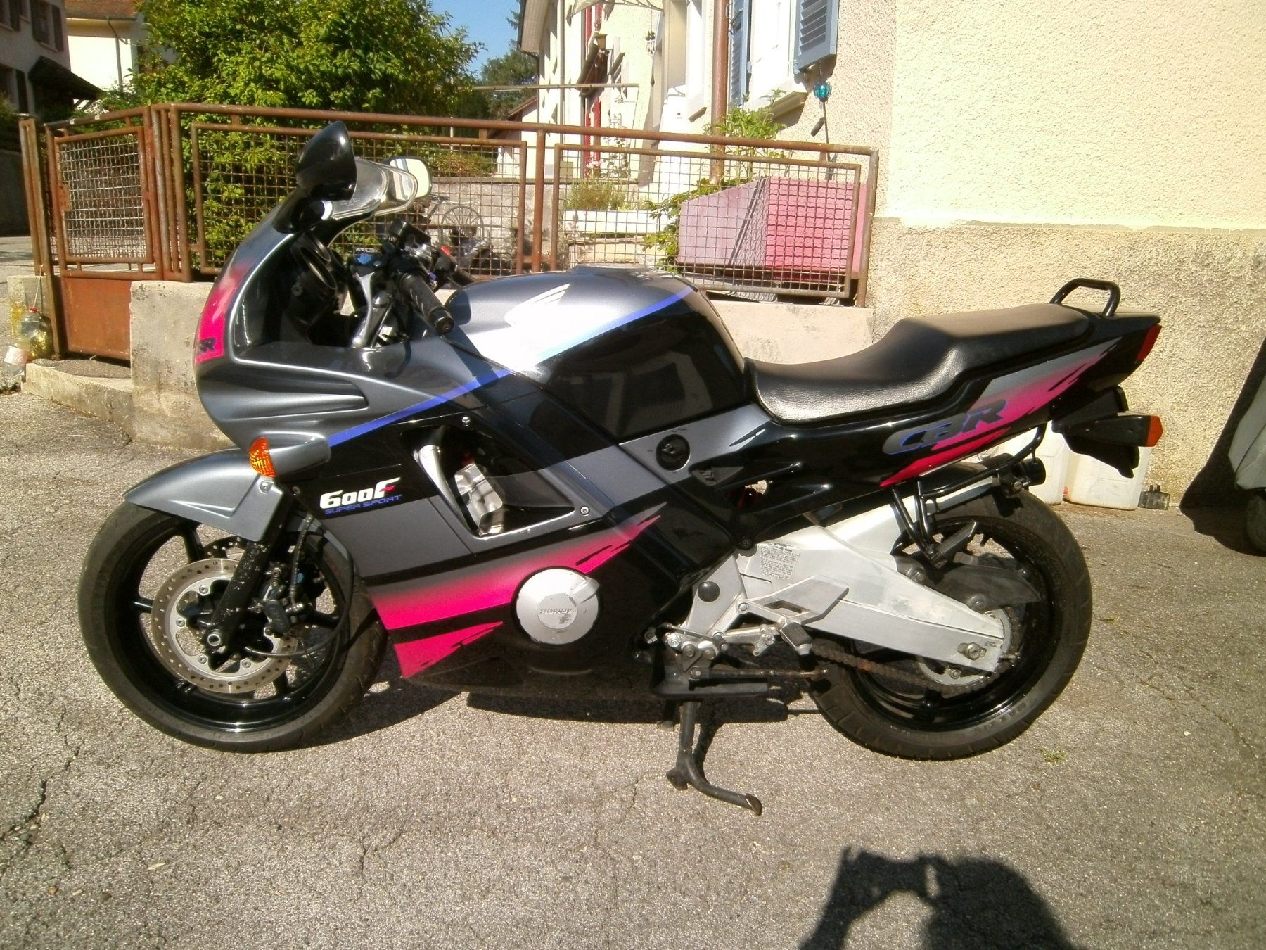 Honda Strada: Moto Honda CBR 600F 1992 – Usato da Moutier venduto da Mouschka