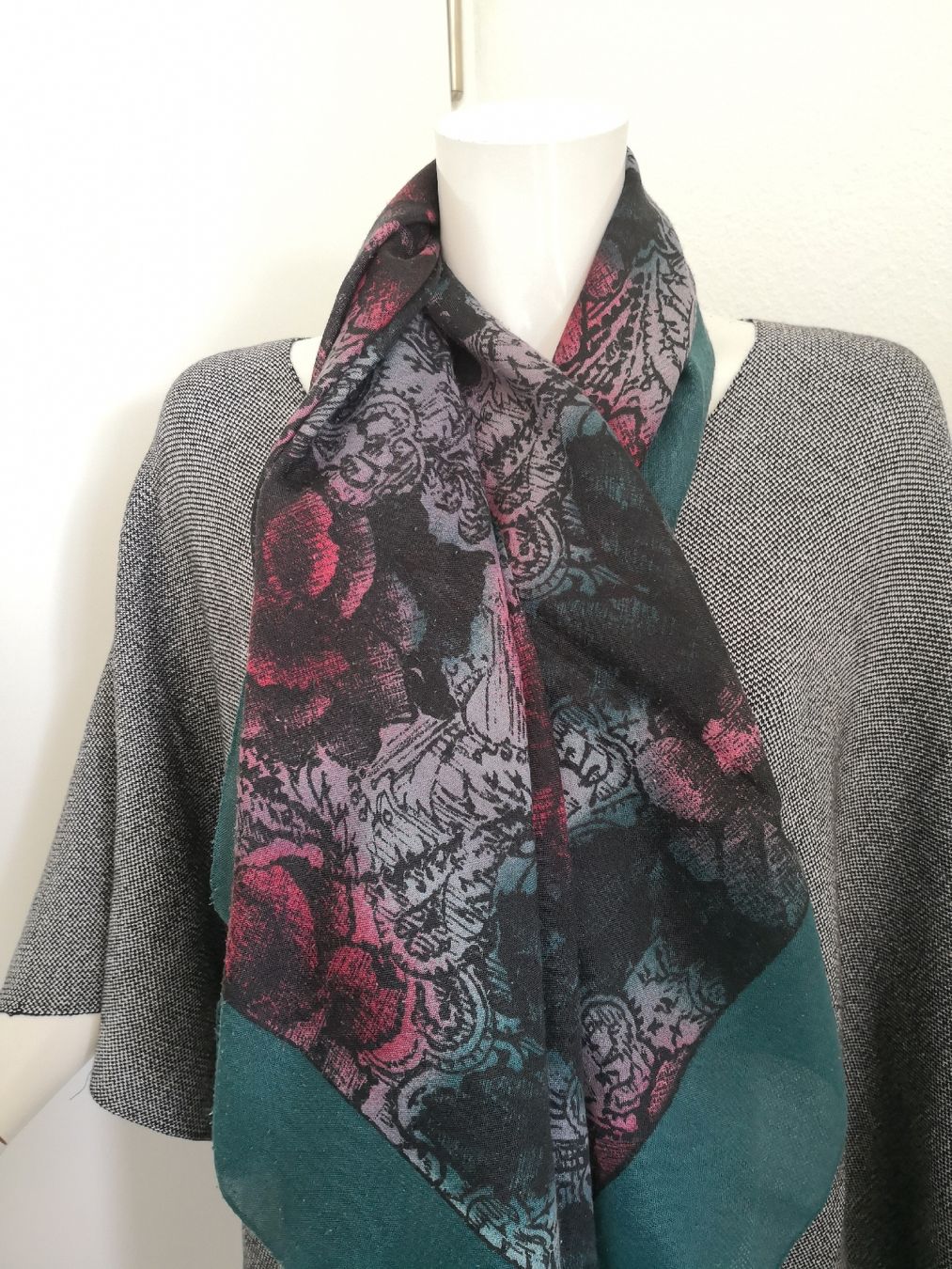 Foulard & Sciarpe: 🤩SCHAL GRüN MIT BLUMENMUSTER ROT – Usato da Olten venduto da Naja-Twins-Twins 1