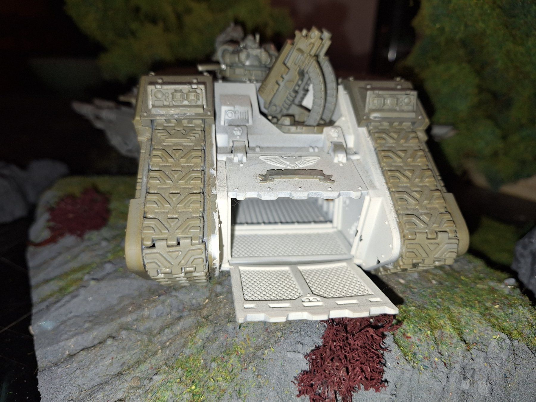 Statuette: Warhammer 40k Land Raider Proteus Panzer -Unbemalt – Usato da Recherswil venduto da Toby.sk55 2
