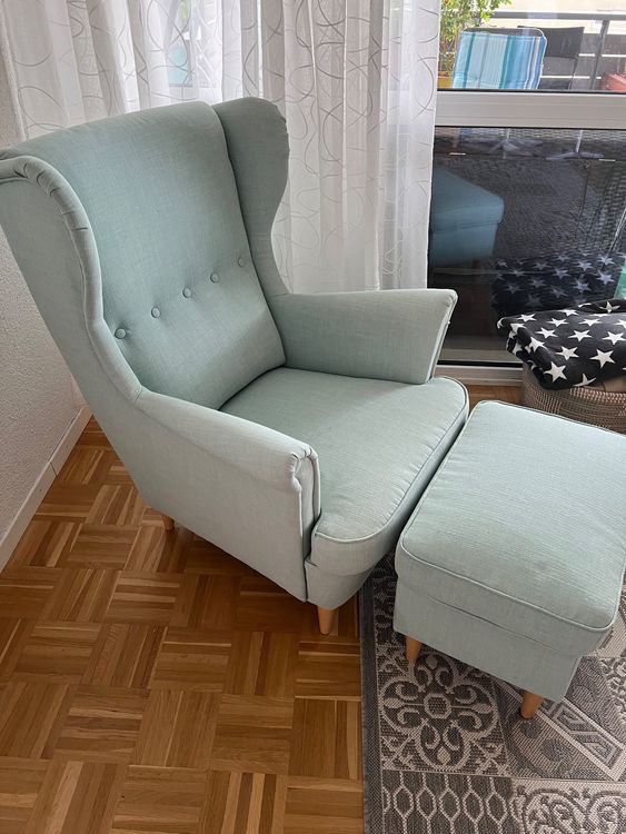 Ohrensessel Strandmon von Ikea mit Hocker in hellblau Kaufen auf Ricardo