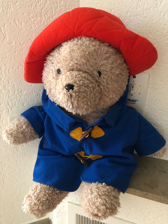 Heunec Paddington Bär Stehend, 25 Cm – Kuscheltier Mit Rotem Hut & Blauer Jacke, Aus Flauschigem Curly-Material
