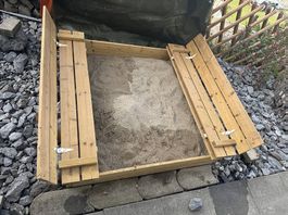 Sandkasten mit Bank