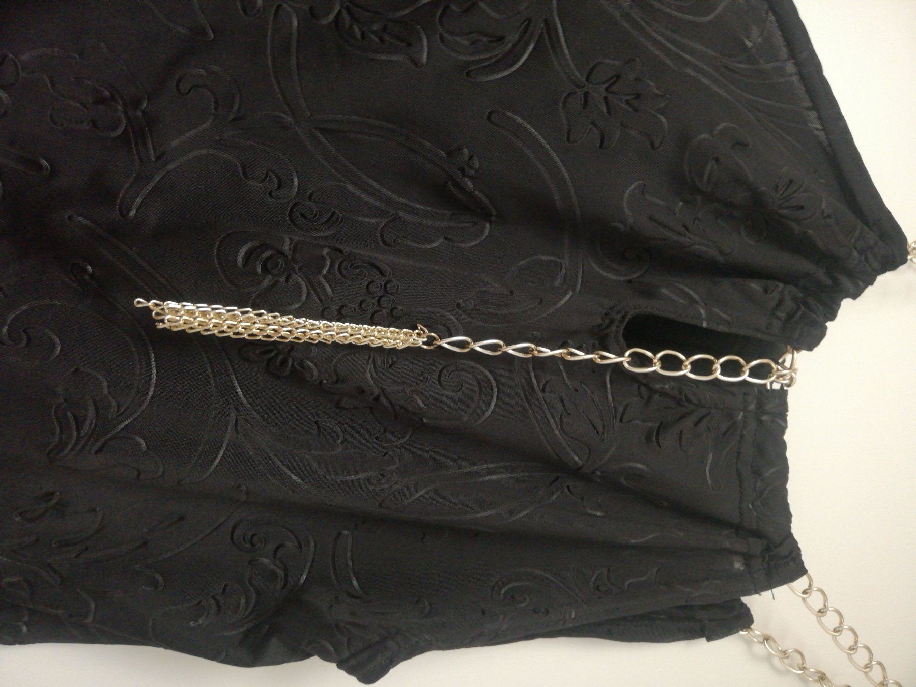 Top: Top nero con catene oro, elegante e originale! – Usato da Wettswil am Albis venduto da lin_8h9t 2