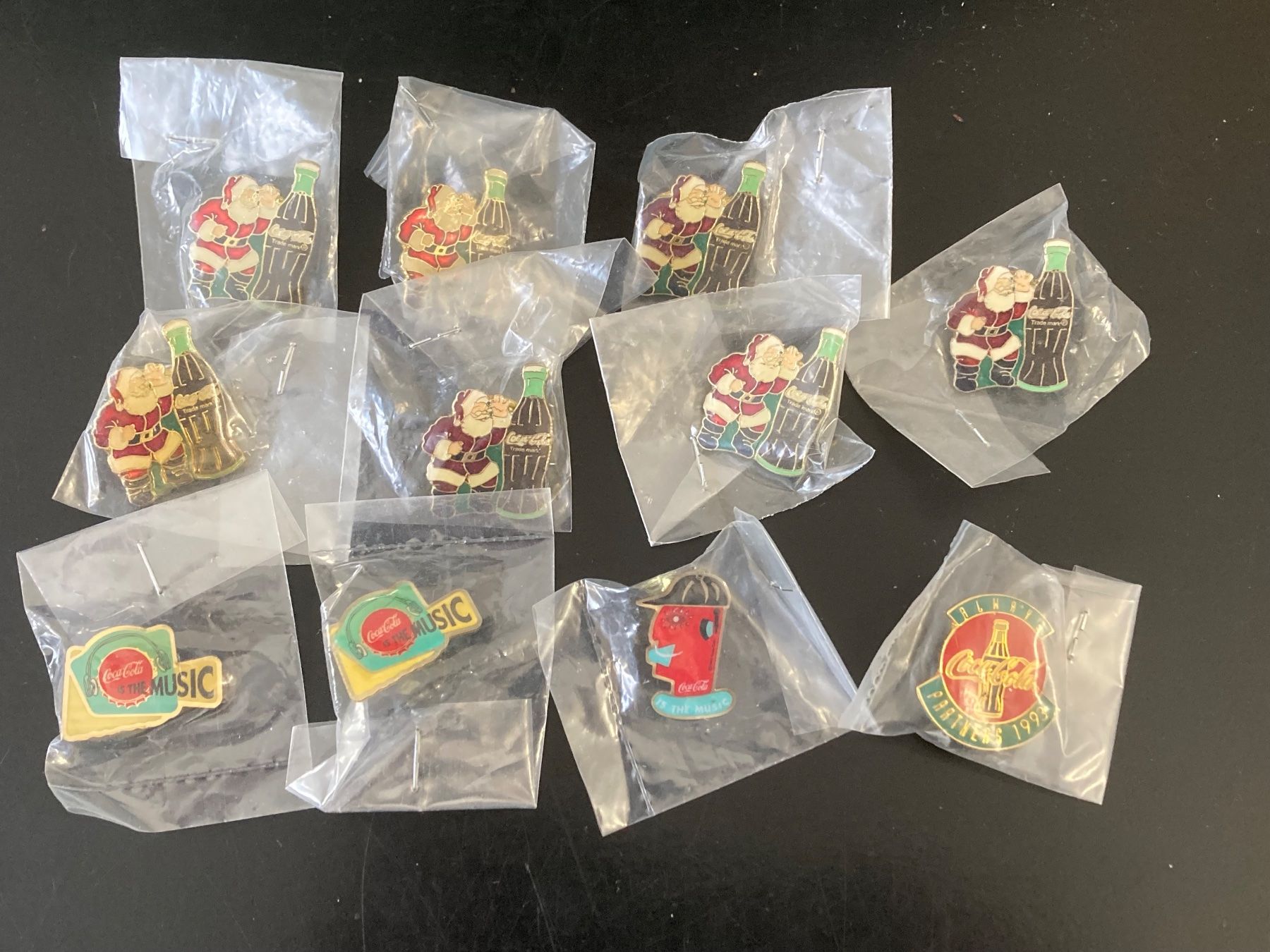 Coca-Cola Placchette & Badge: 11 Coca Cola-Pins – Nuovo e nell'imballaggio originale da Riehen venduto da freestyle_buttons