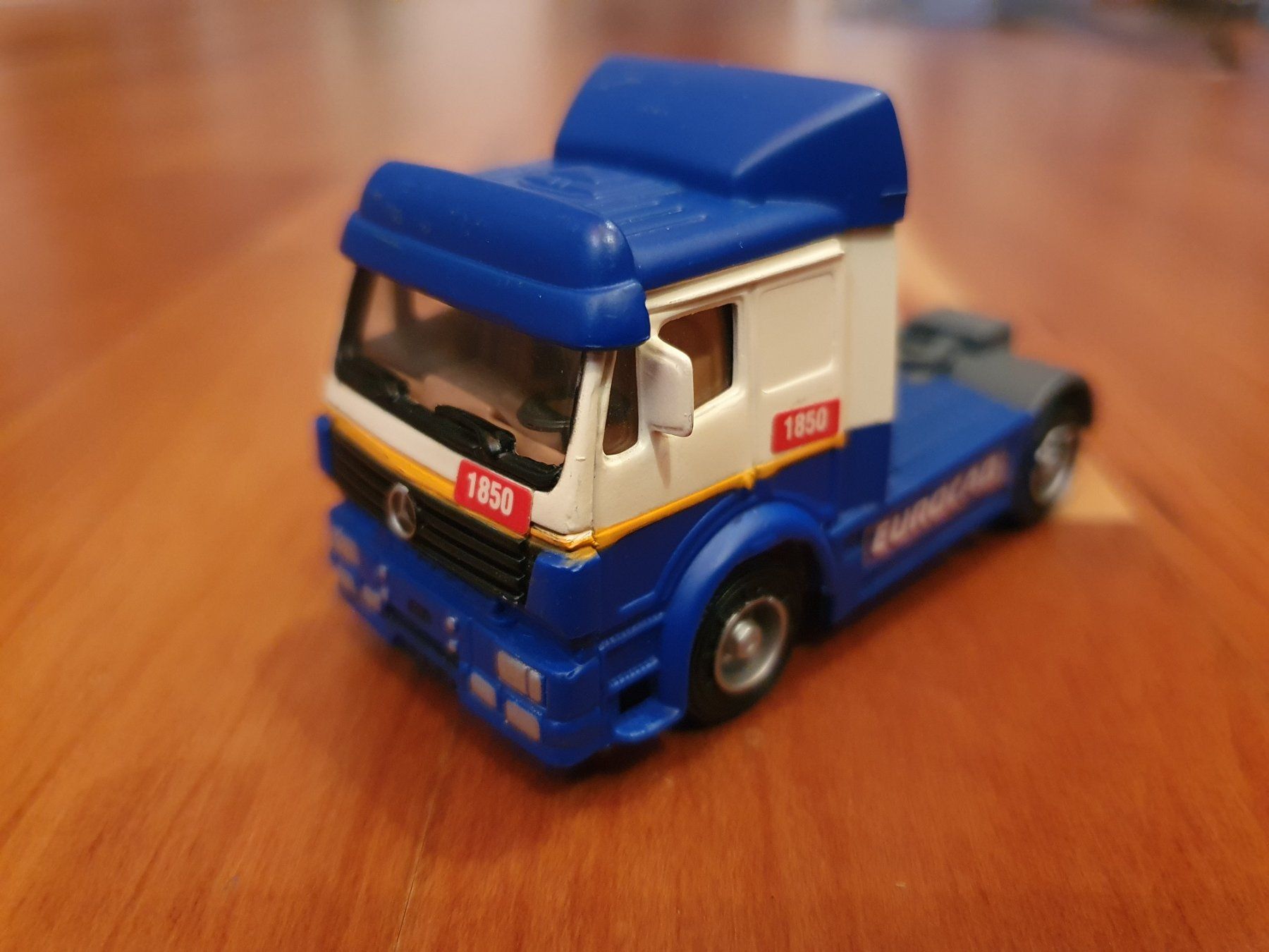 Mercedes-Benz Modellautos: Mercedes Benz Container Sattelzug 1:64 – Gebraucht aus Triesen von platzproblem1 1