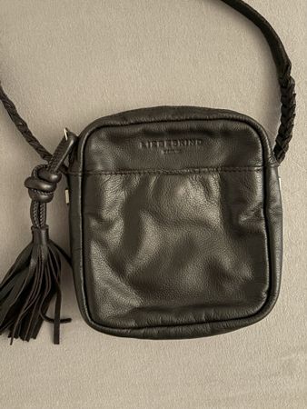 Liebeskind Tasche klein Leder schwarz mit Quaste 