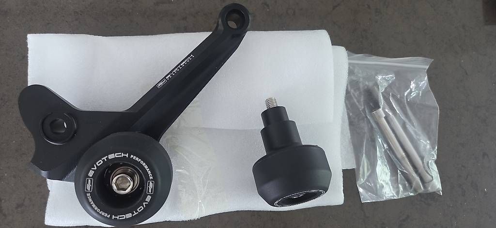 Tutti i ricambio per moto: Crash pad Evotech s1000rr et m1000rr BMW – Usato da Boussens venduto da tot_6kjh