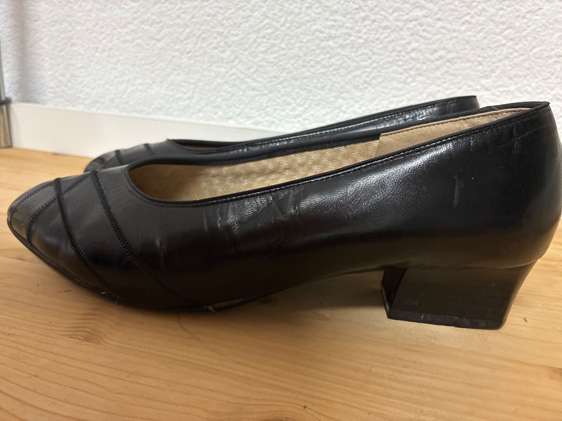 Scarpe da donna: Schwarze Damenschuhe Echtleder Gr.41, – Usato da Fehraltorf venduto da Vorhang 1