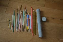Verschiedene Stricknadeln in einer Rolle