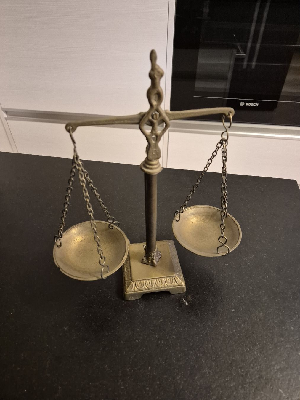 Bilance e pesi: Antike Messing-Waage / Apothekerwaage – Usato da Aesch BL venduto da frdzigerd