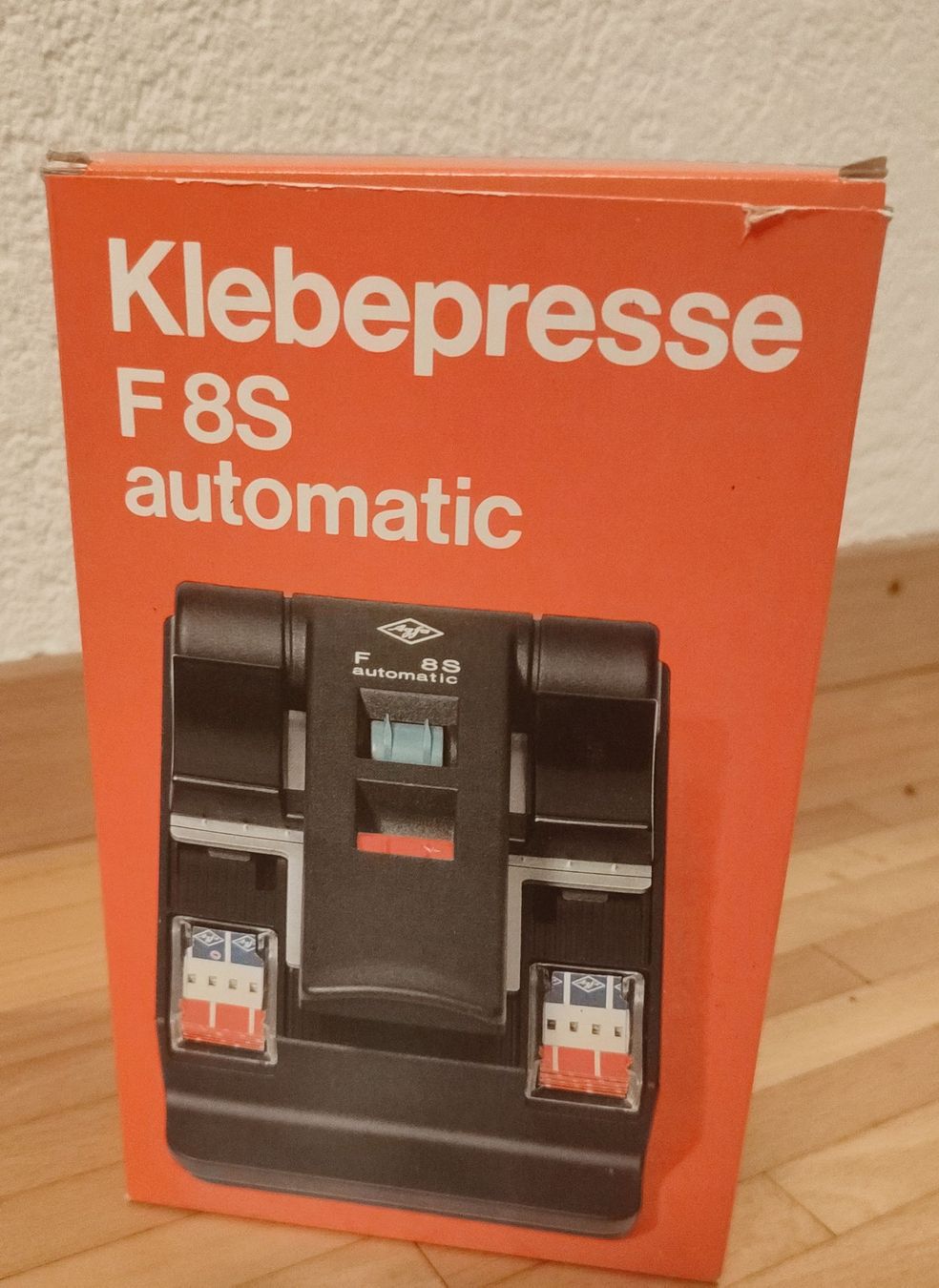 Tutte le macchine: Presse à coller F 8S automatic – Usato da Bougy-Villars venduto da Vogue