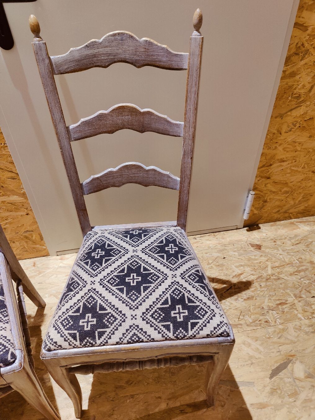 Sedie: 3 Holzstühle, Landhausstil, hellgrau, neu bezogen – Nuovo (secondo la descrizione) da Menznau venduto da jul_l5bd 2