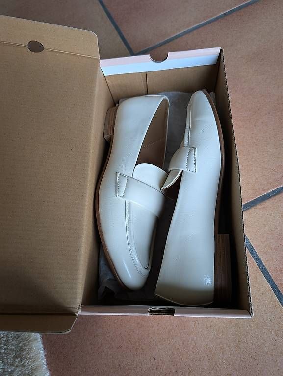 Scarpe da donna: Scarpe nuove da donna numero 38 – Usato da Verscio venduto da tig_jg9j