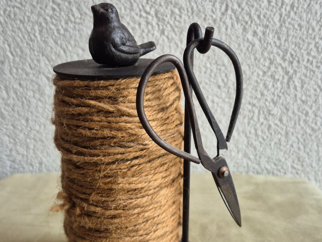 Wandhalterungen: Schnurhalter nostalgisch mit Schere – Gebraucht aus Eggersriet von Fredb 1