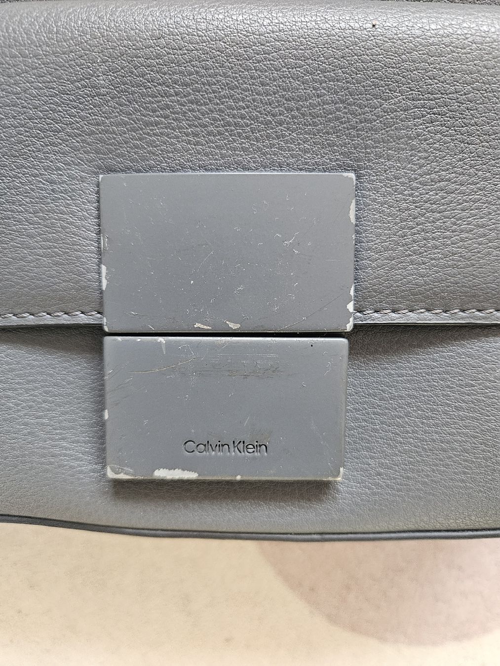 Calvin Klein Borse: Calvin Klein Umhängetasche -  Grau – Usato da Oberwil BL venduto da blackdiamond14 1