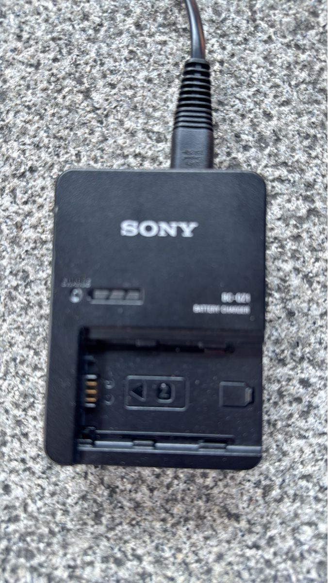 Sony Autres accessoires: Sony BC-Q21 Ladegerät – D'occasion à Elsau par Richrich