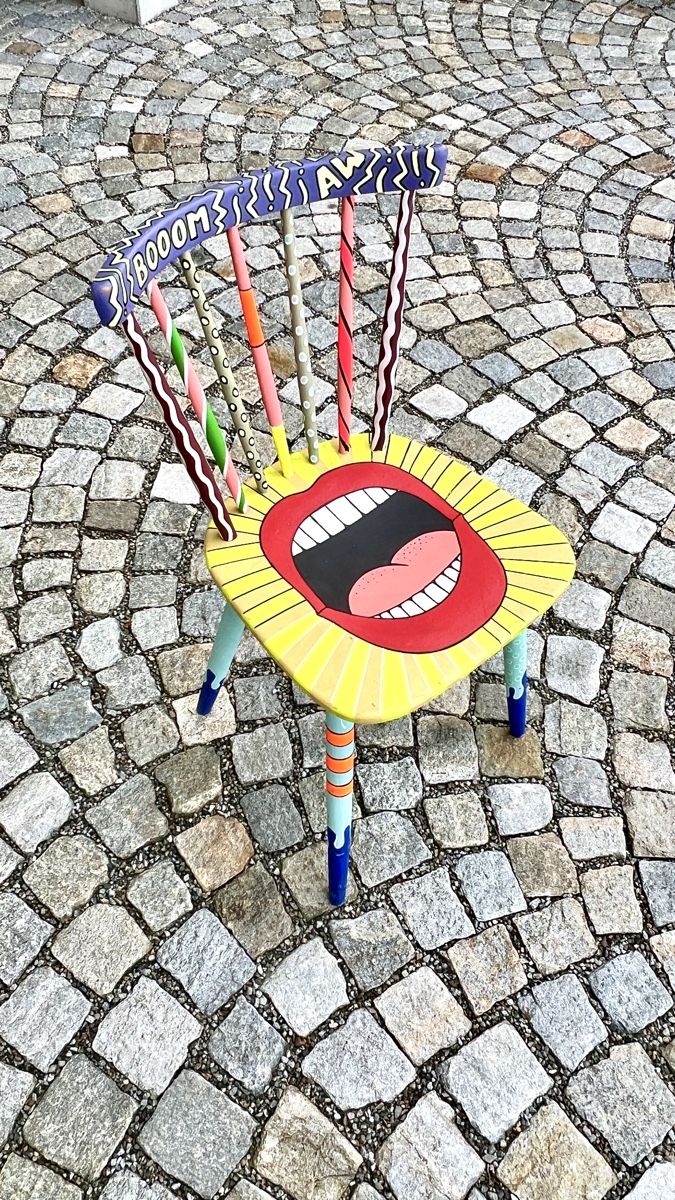 Sedie: Bunter Comic-Hocker — ein echter Hingucker – Usato da La Punt Chamues-ch venduto da mhaefu