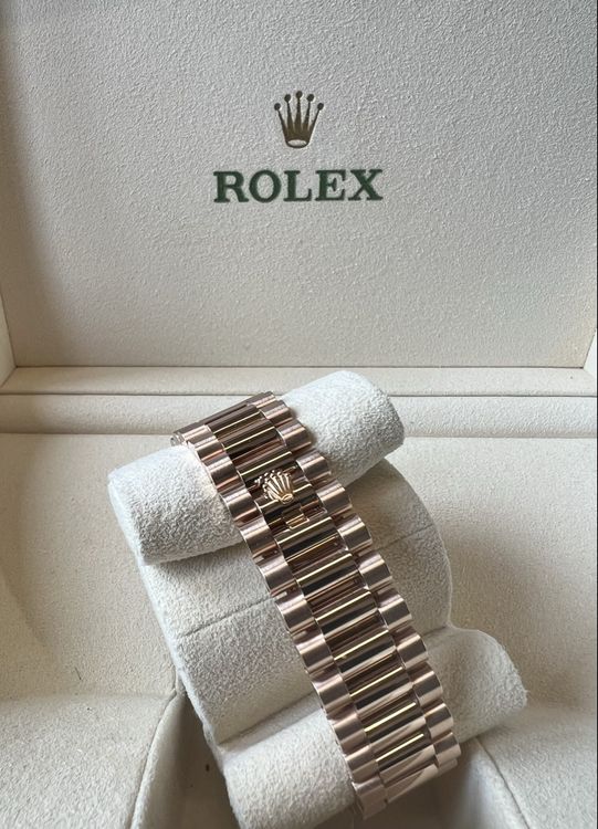 Rolex Orologi: Rolex Daydate 40mm 18k Rosegold Baguette Sundust 228235 Full – Usato da Brugg AG venduto da Wristdeal 3