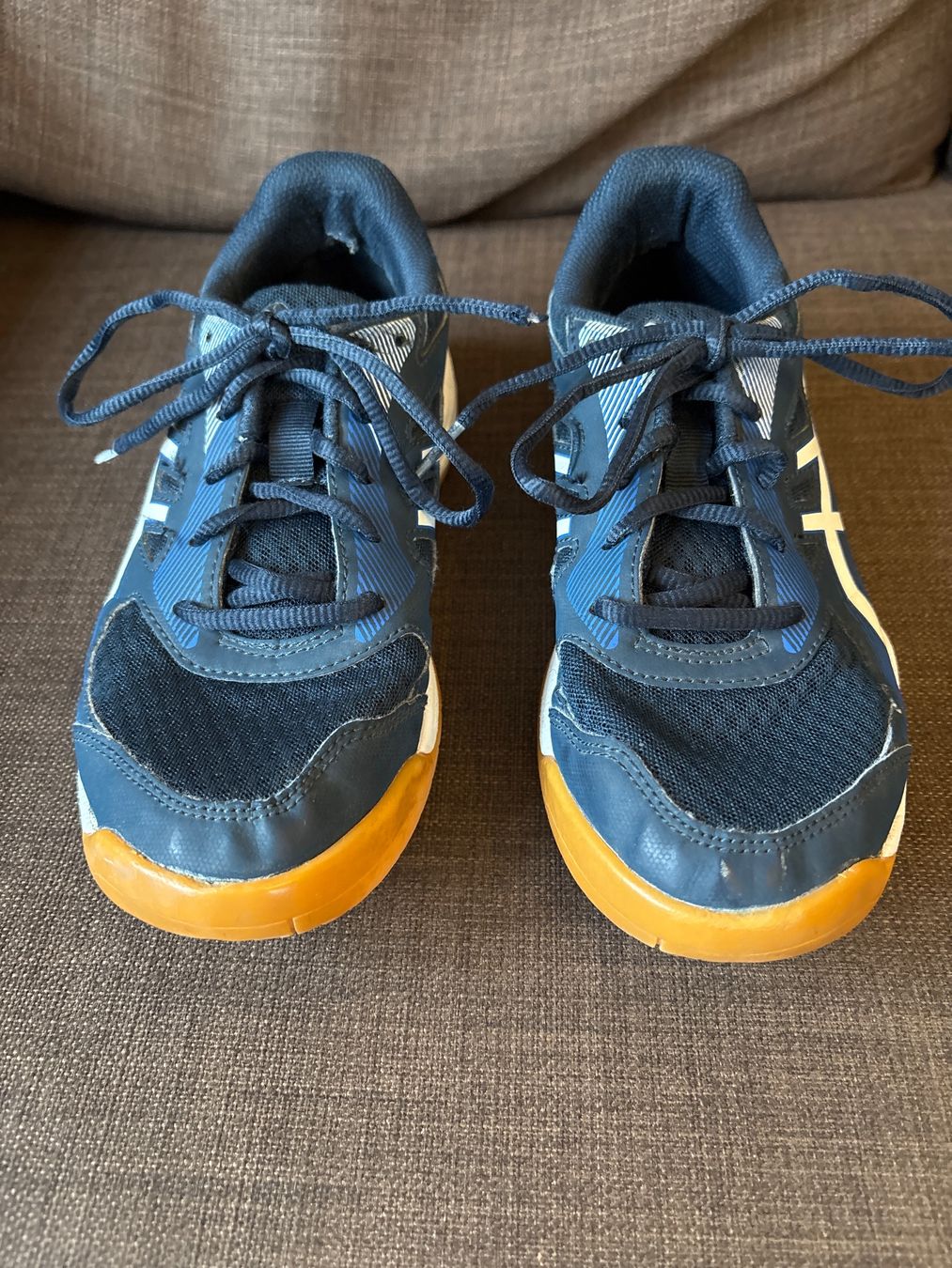 Asics Herrenschuhe: Asics Hallenschuh / Sneaker Grösse 37.5 – Gebraucht aus Genève von Livsonman