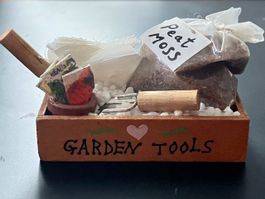 Kistchen mit Gartenutensilien f/Puppenstuben. NP 8.50