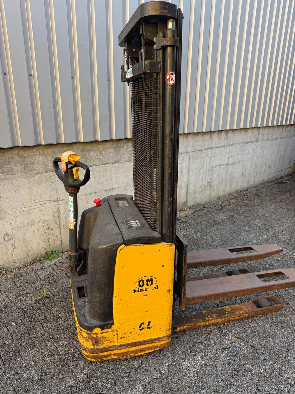 Carrelli elevatori e a forche: Deichselstapler OM – Usato da Dintikon venduto da SIRADO