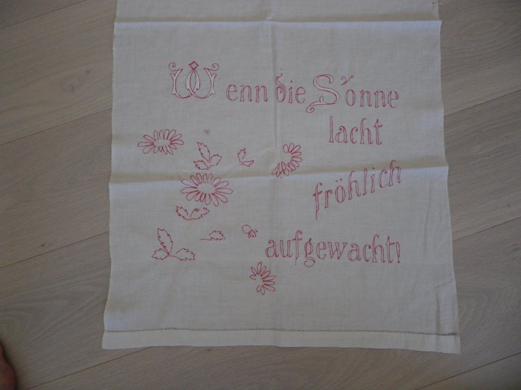 Fahnen: Grosses antikes besticktes Stoffbanner – Gebraucht aus Reinach von Mietze 3
