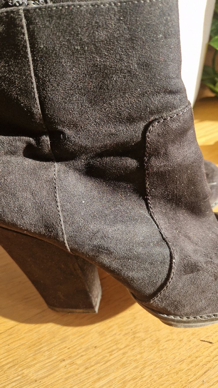 Damenschuhe: Schwarze Wildleder Stiefeletten mit Absatz Gr. 40 – Gebraucht aus Zürich von mis_2kxn 1