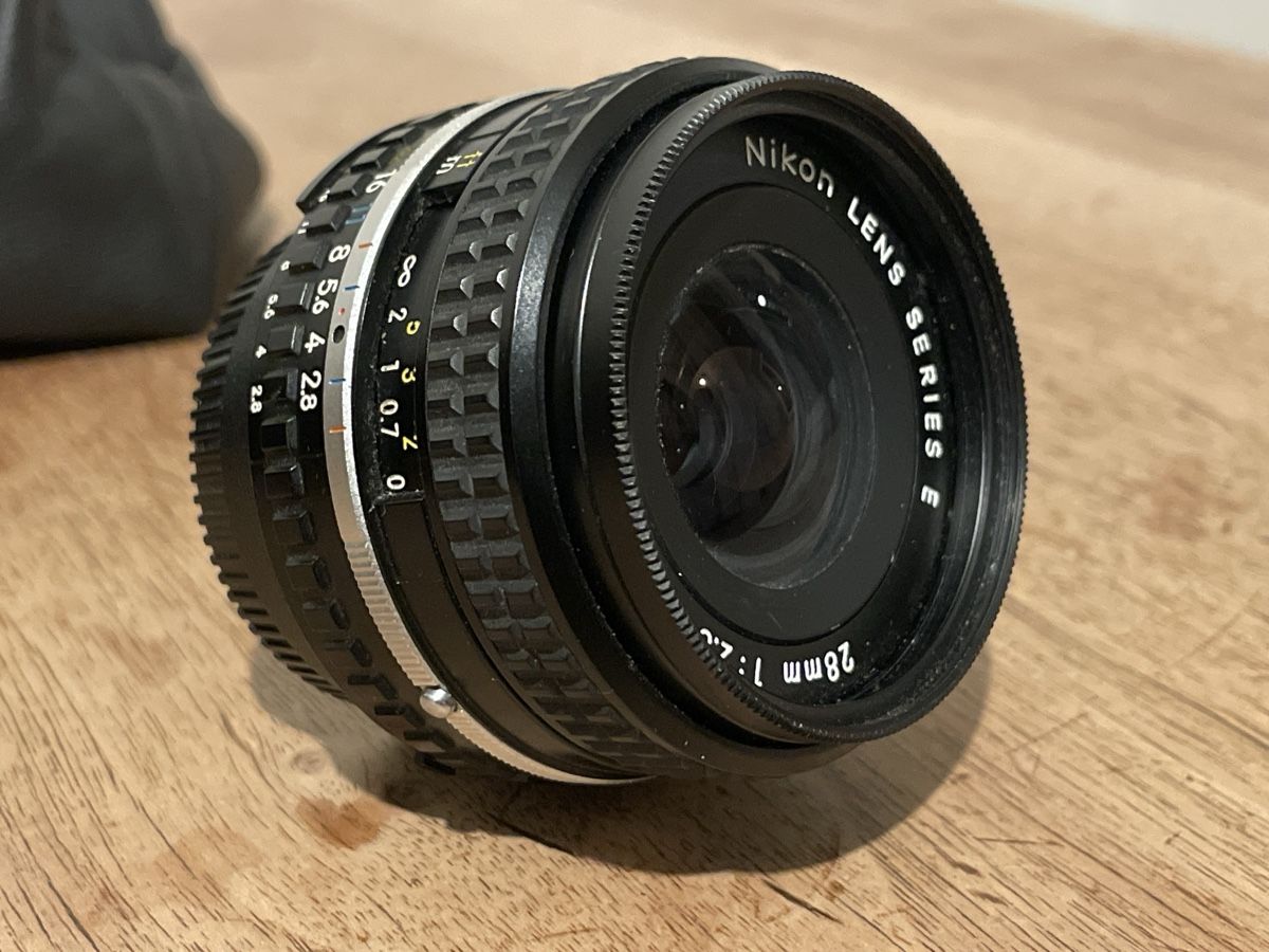Nikon Obiettivi: Nikon Series E Objektiv 28mm 1:2.8 mit Ledertasche – Usato da Luzern venduto da HllH 1