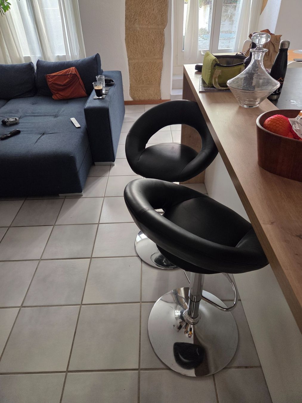 Chaises hautes: 2 chaises de bar état neuf – D'occasion à Neuchâtel par biddled