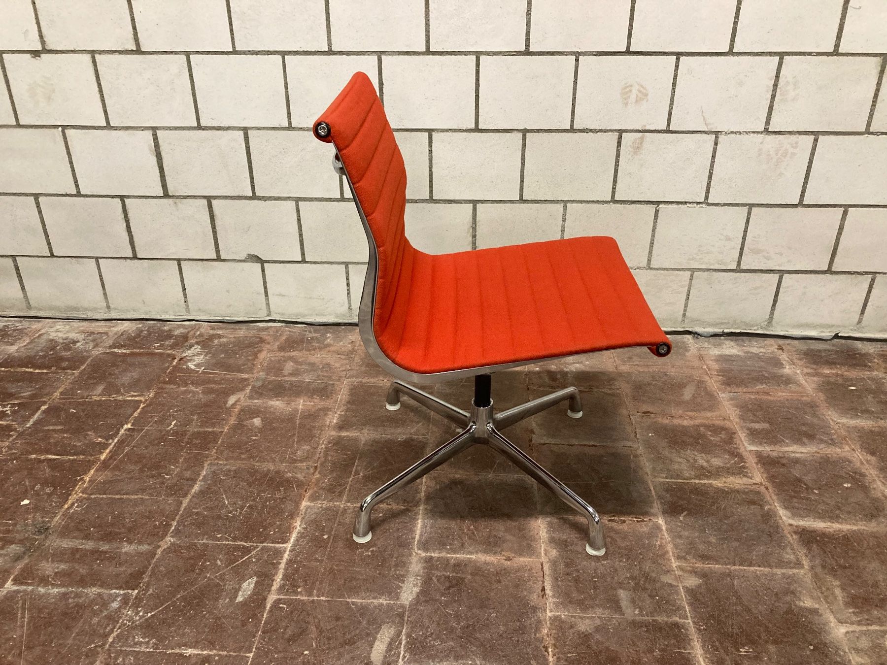 Vitra Stühle: Vitra Eames Alu Chairs EA 105, Hopsack rot – Gebraucht aus Bern von Solid 2