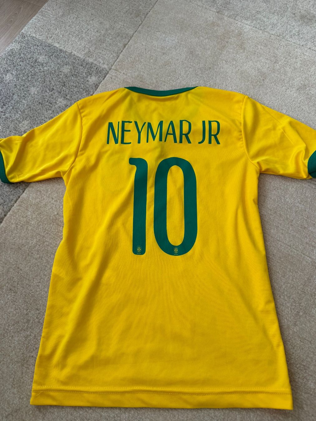 Nike Scarpe, pantaloni & magliette da ginnastica: Maillot foot Neymar 128cm – Usato da Chambésy venduto da mariuselus 1