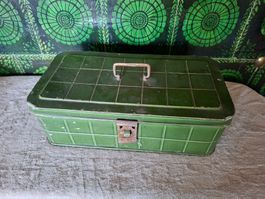 Antike, Vintage Blechdose mit Griff & Verschluss grün