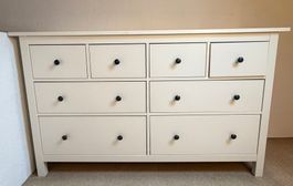 weisse Hemnes Kommode von Ikea mit acht Schubladen