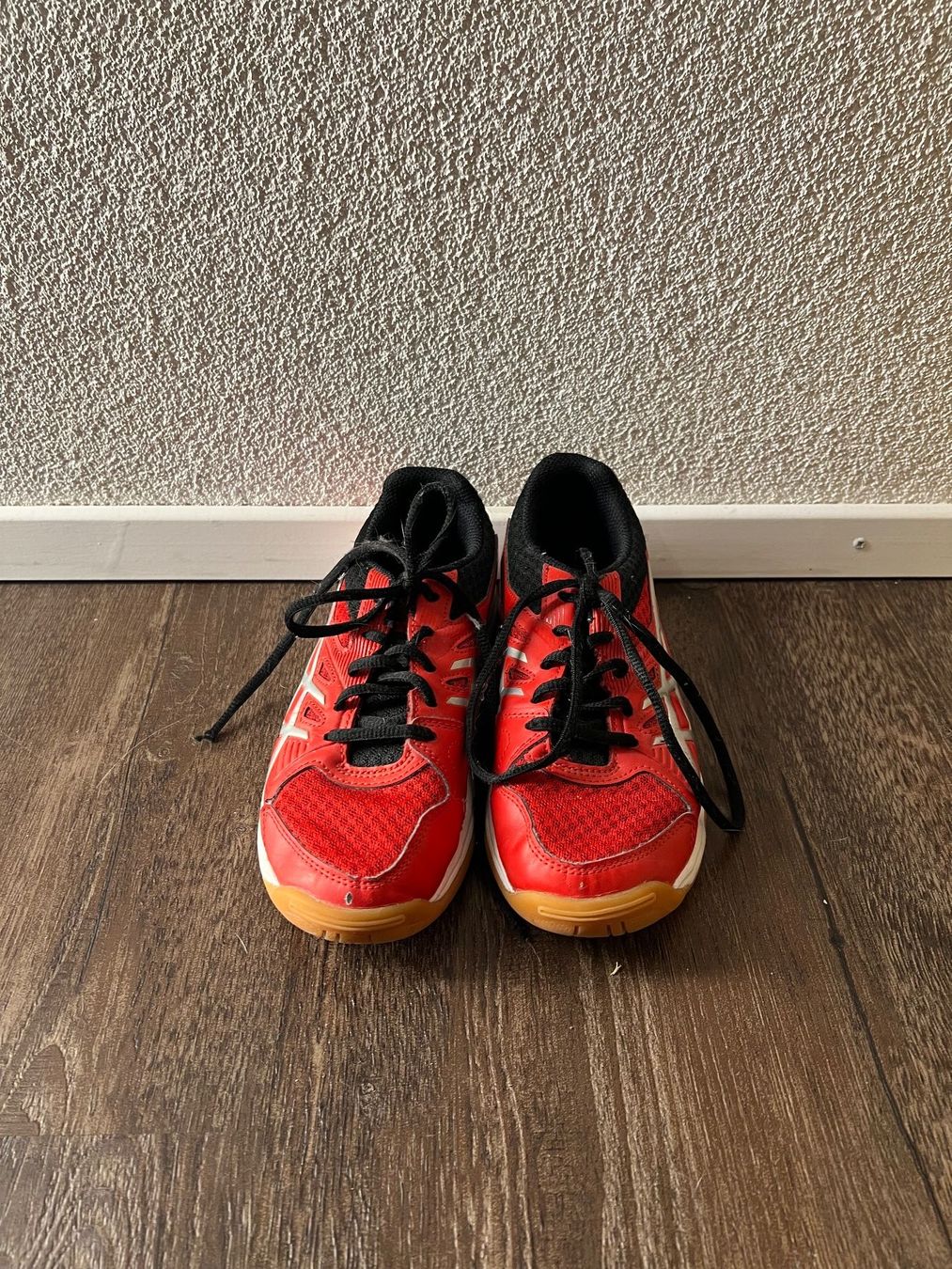 Asics Herrenschuhe: Hallenturnschuhe asics Gr.34.5 – Gebraucht aus Neuendorf von flury4623