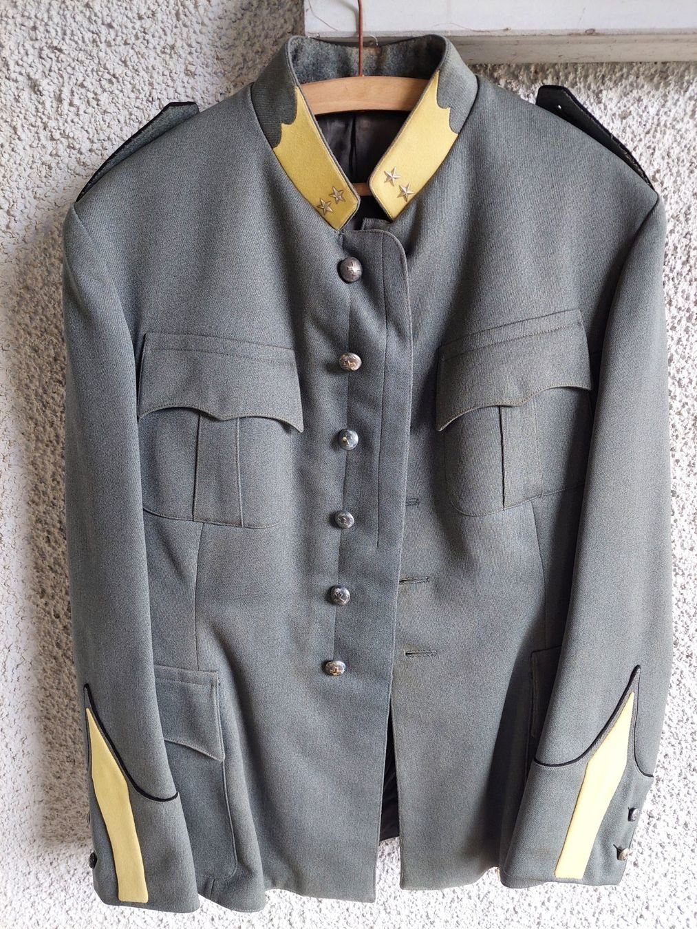 Schweizer Armee Uniformen: Alte Militäruniform Armee Schweiz Hauptmann – Gebraucht aus Obfelden von Foto_Bild_Kunst_Buch