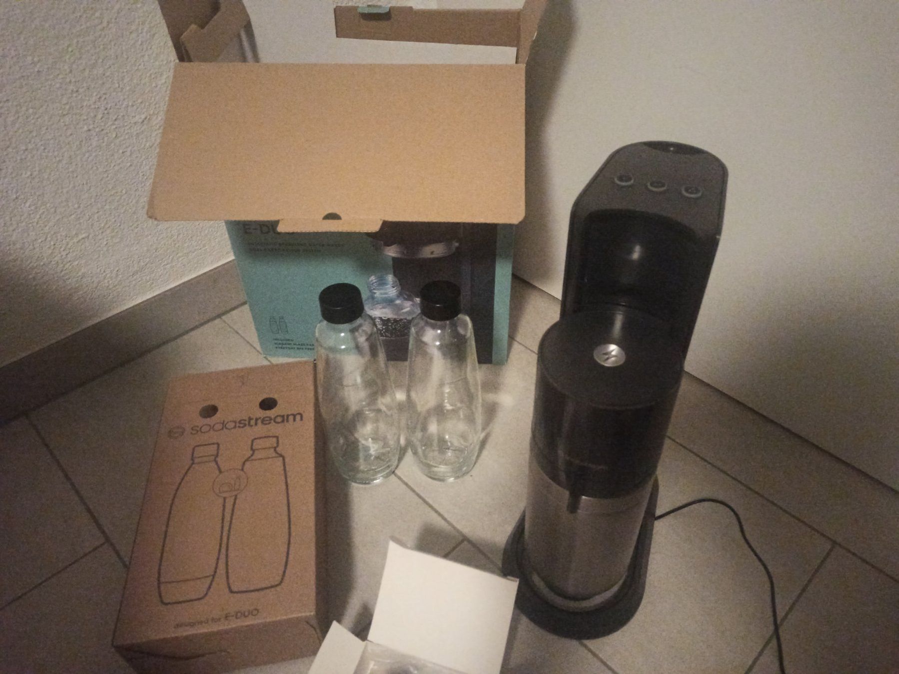 Sodastream Elettrodomestici da cucina: SodaStream E-DUO elektrisch Set + 2 Glasflaschen ab 1.- – Usato da Oberweningen venduto da mar_87mx 1