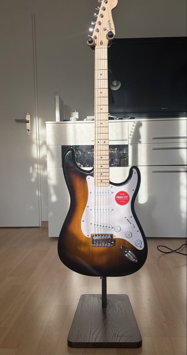 Squier Strumenti musicali: Squier Stratocaster by Fender  – Nuovo (secondo la descrizione) da Riehen venduto da Pnewyork