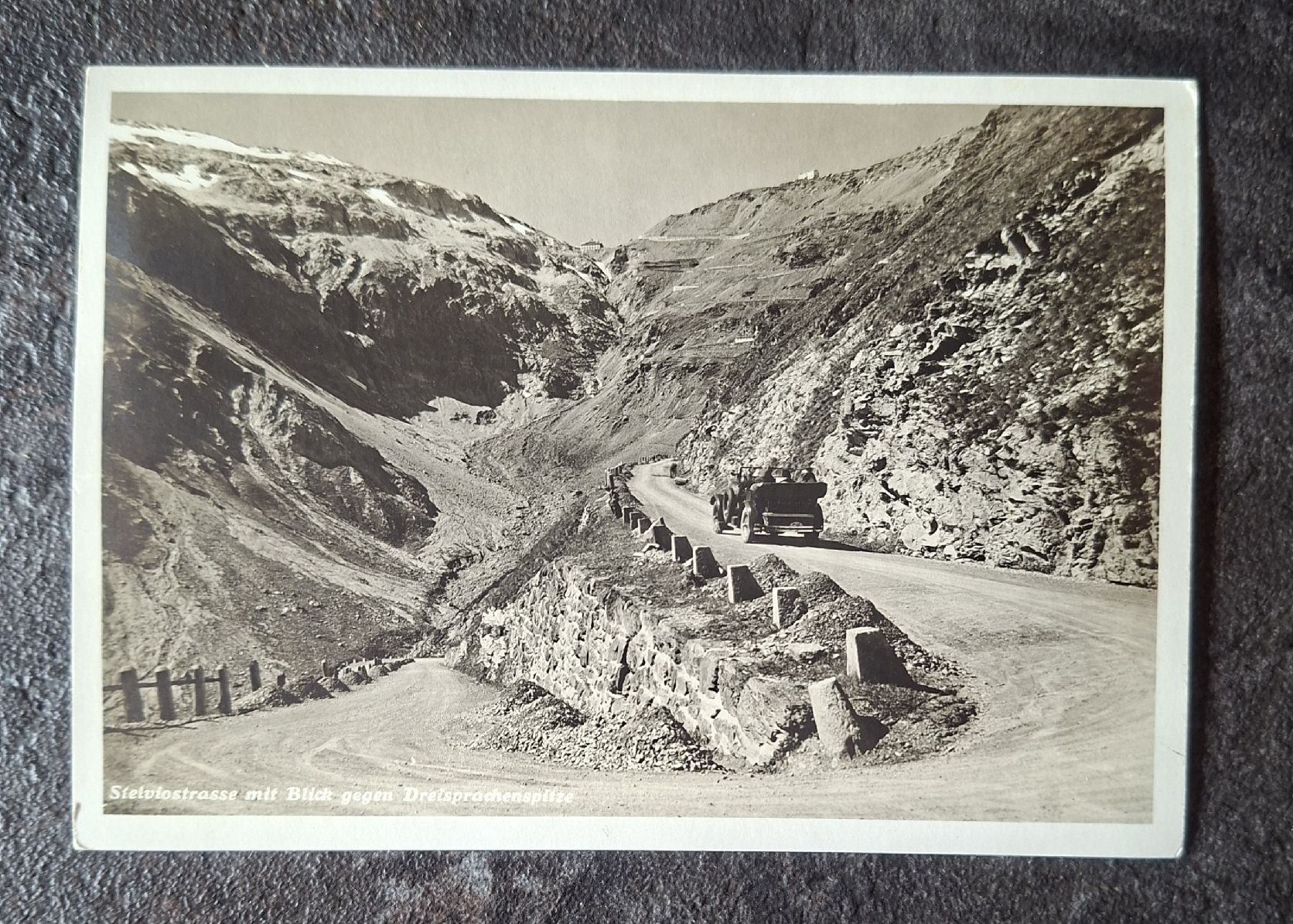 Cartoline postali: Alte Ansichtskarte: Stelviostrasse von Feuerstein, Oldtimer – Usato da Siebnen venduto da Leissav
