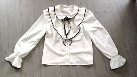 Blouse blanche à volants avec ruban – Taille XS (CH)
