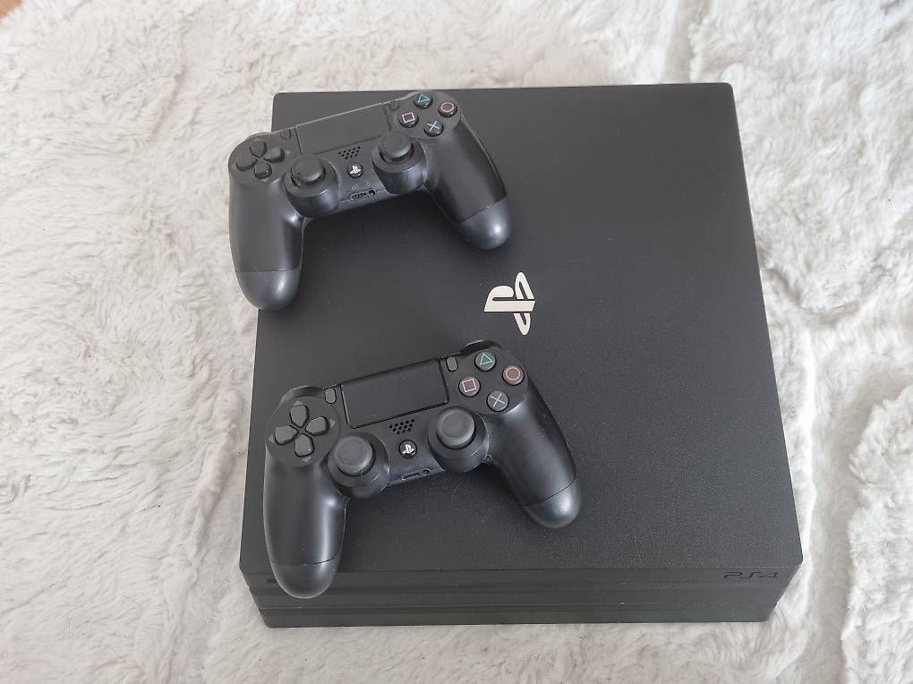 Konsolen: PS 4 mit 2 Controller – Gebraucht aus Utzenstorf von cel_vs29