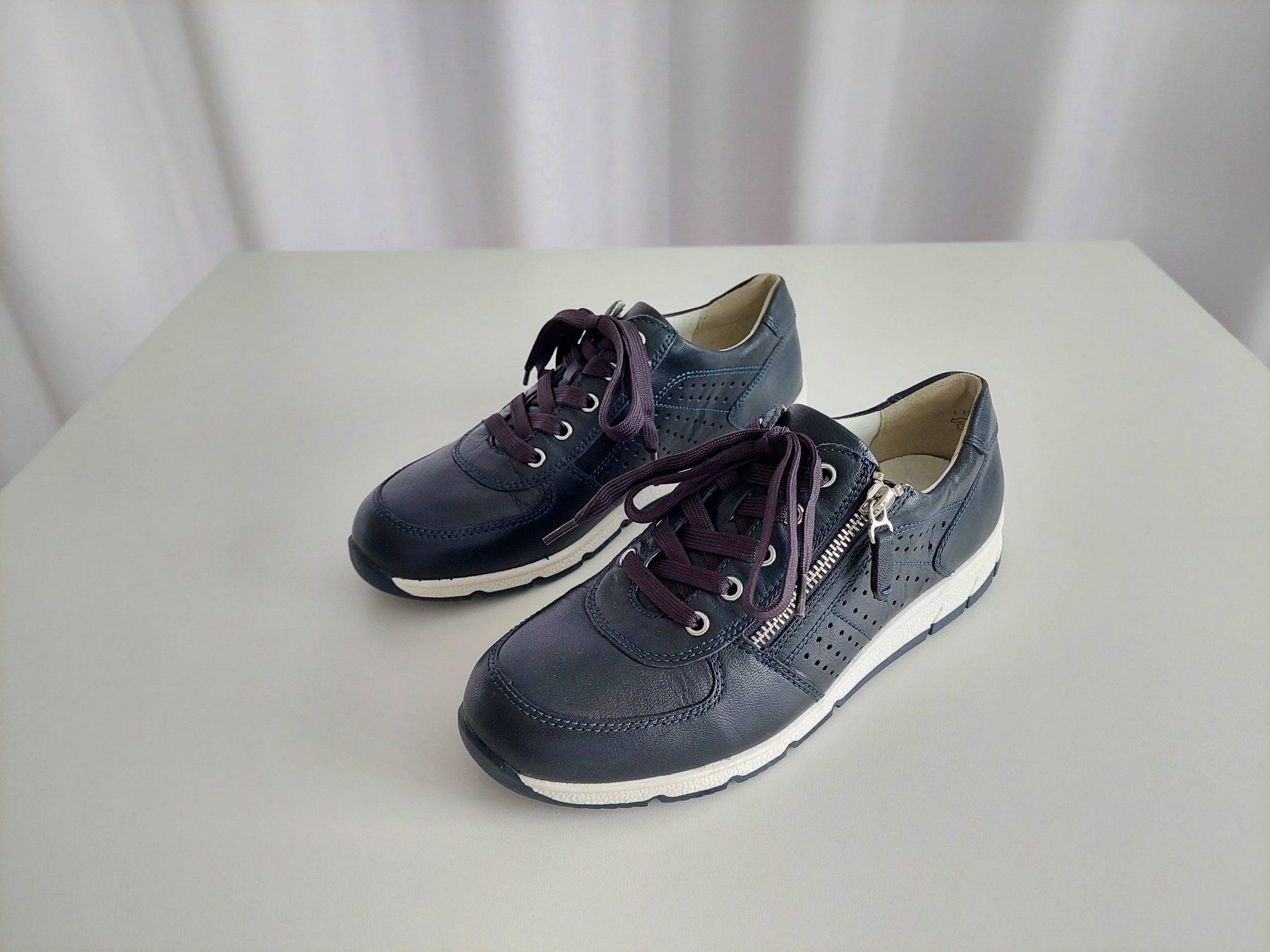 Scarpe da donna: Damen-Sneaker MEDICUS , Gr. 39 , voll echt Leder , fabrikneu – Nuovo (secondo la descrizione) da Zürich venduto da Lacoste06 2