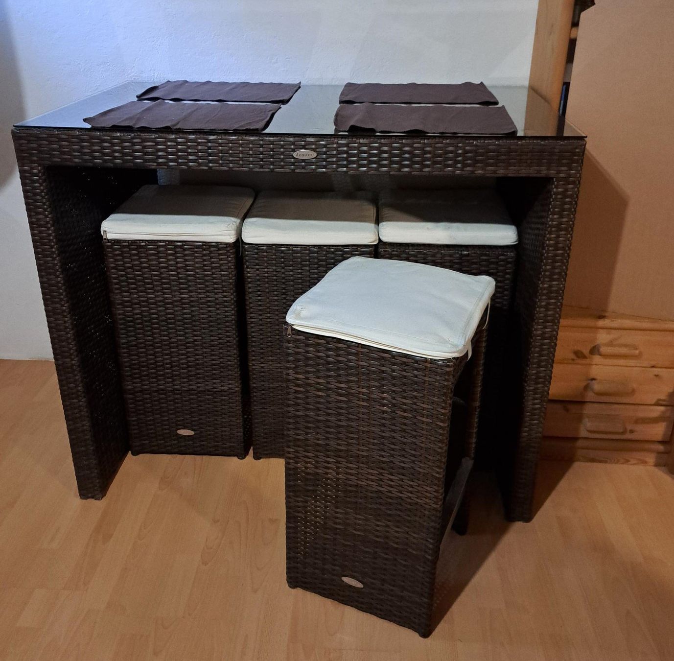 Set di tavolo e panche: Gartenmöbel von denova: Hochtisch / Bartisch und 4 Hocker – Usato da Basel venduto da Patiscat 3
