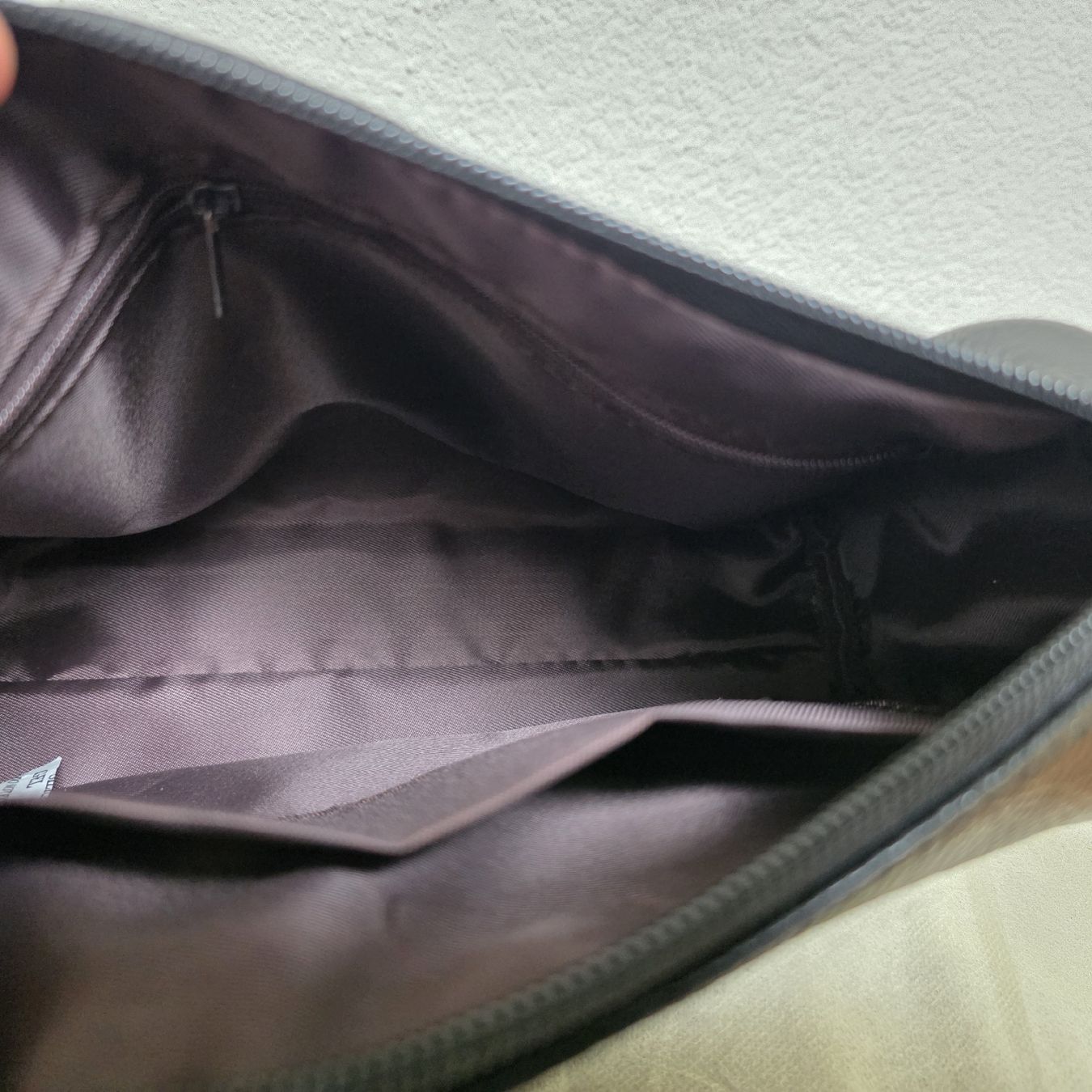 Taschen für Damen: Schwarze Umhängetasche aus Leder.Neu – Neu und originalverpackt aus Rheinsulz von Gilea 2