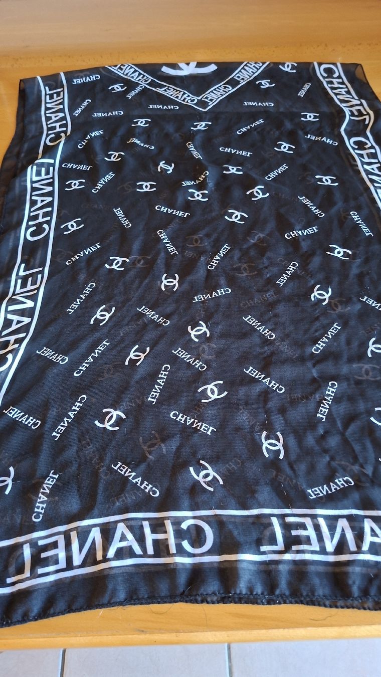 Chanel Foulards, Tücher & Schals: Chanel Foulard – Defekt aus Wünnewil von 04Blume 1