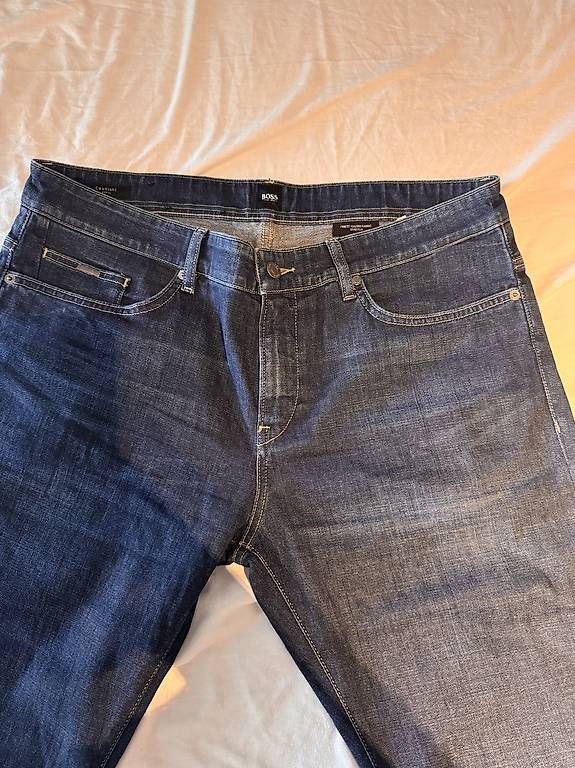 Jeans: Blaue Jeans Boss – Usato da Regensdorf venduto da Jazmyn307 1