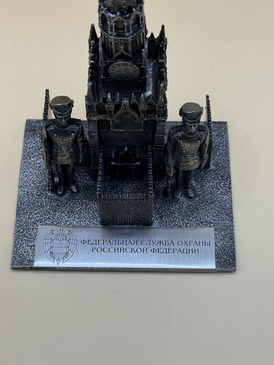 Statuette: FSO Kremlin Moscow Official Russian Guards Statue Boxed – Usato da Genève venduto da sho_67qj 6